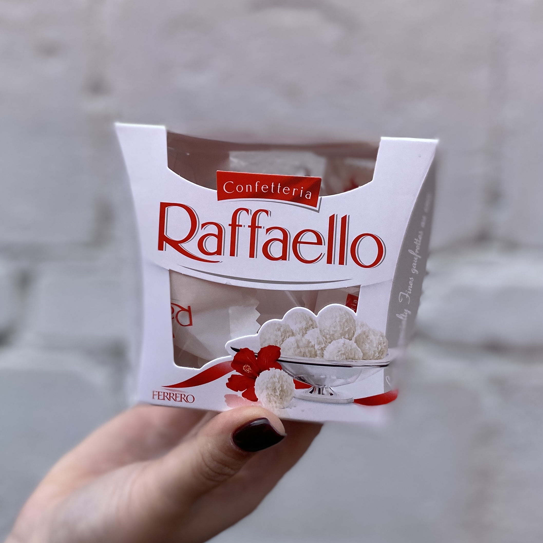 Купить Конфеты Raffaello с цельным миндалем и кокосом в Новосибирске