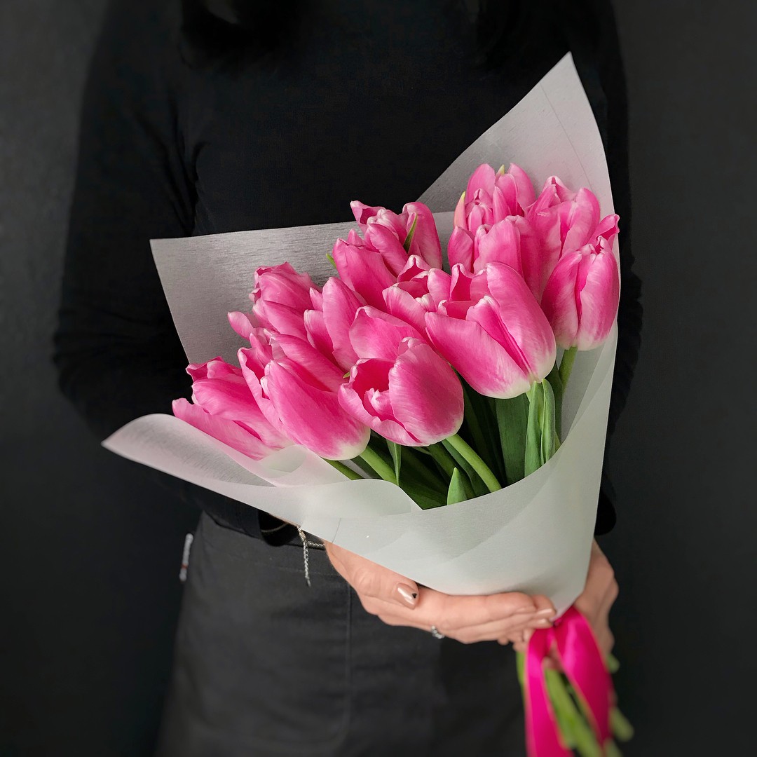 15 розовых тюльпанов в оформлении model…