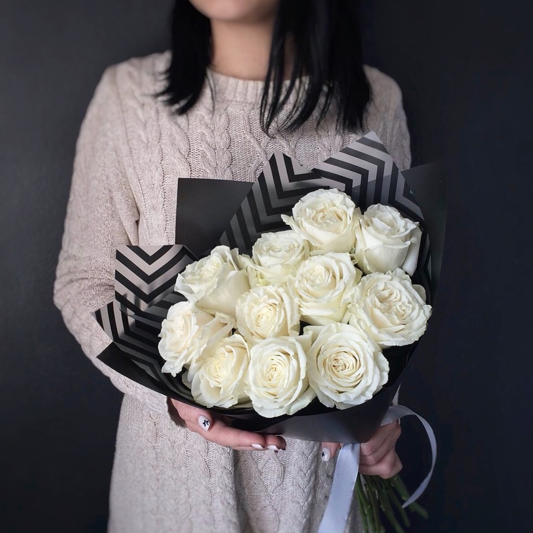Белые розы в темном крафте model №378