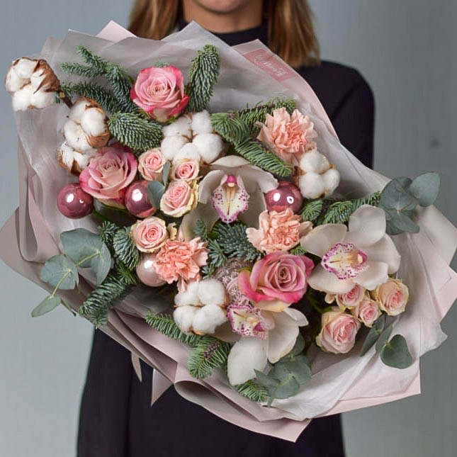 Купить Нежный зимний букет цветов с орхидеей model №482 в Новосибирске