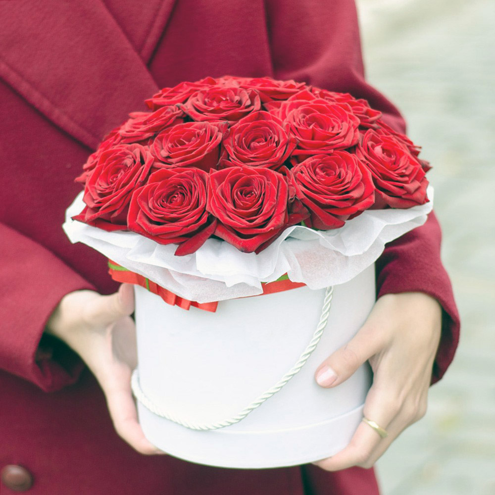 Красные розы в белой коробке model…