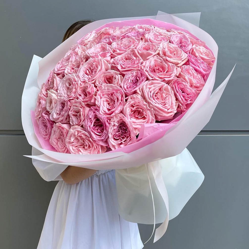 Огромный букет ароматных розовых роз Davis…