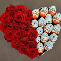 Коробка в виде сердца с розами и киндерами model №216
