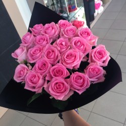 19 розовых роз в оригинальном крафте model №132