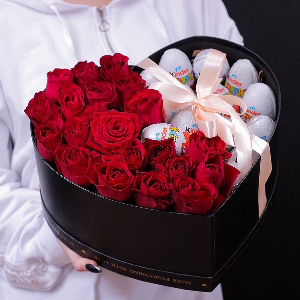 Заказать подарок цветы. Цветы в коробке. Букет цветов в коробке. Розы в коробке. Коробка с розами.